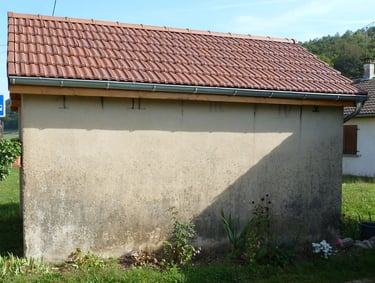 Façade d'un petit bâtiment avant sa restauration en peinture