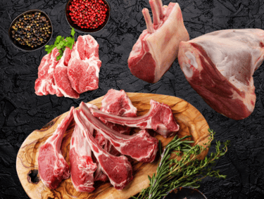 Agneau halal cru : côtelettes, morceaux et gigot avec herbes fraîches sur planche.