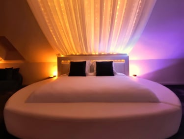 Lit de la love room de l'hebergement insolite