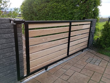 Egyedi gyártású kiskapu és tolókapu az Arton Steel műhelyéből