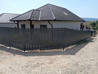 Lemez vagy alumínium lécekből alló kerítés és kapuk az Arton Steeltől