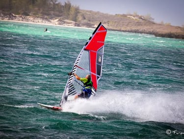 Windsurf en navigation à la baie de Sakalava devant Ocean Lodge Madagascar