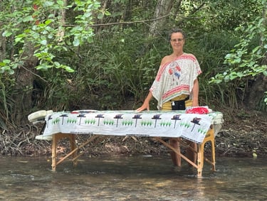 caroline avec sa table de massage les pieds dans l'eau