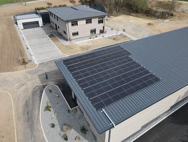 Reisbach Fa. Steiger IBC MonoSol Sungrow 20 kWh Sungrow 24,92 kWp 2024 Nebengebäude mit Notstrom-Fun