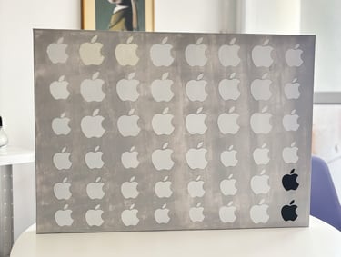 foto da arte contemporânea composta de uma tela de 70x50 cm pintada em cinza claro coberta por 48 adesivos da apple.