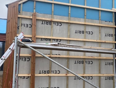 Isoleringsarbejde og facadebeklædning med trærammer