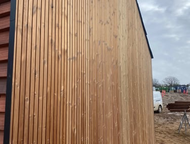 Træbeklædning på moderne facade udført af Bygge & Anlæg ApS