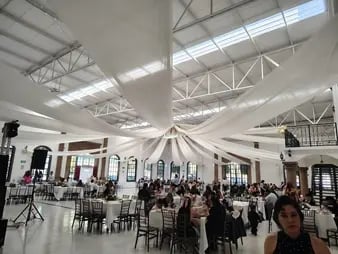 Salon decorado para boda con invitados disfrutando banquete y servicio de carnitas para eventos