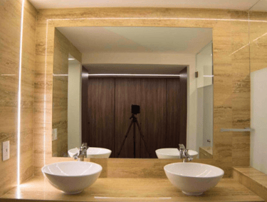 Travertino Xalapa utilizado como recubrimiento de muro en un baño