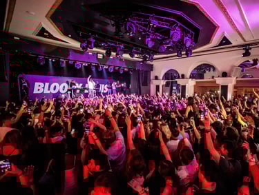 Boite de nuit le "BloodyLouis" avec une foule les bras levés