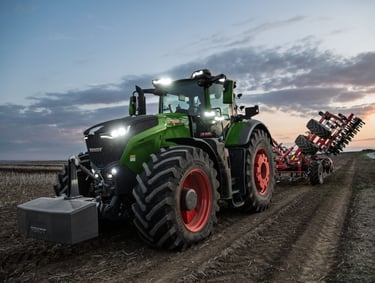 Tracteur de la marque Fendt dans un champs