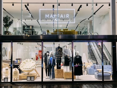Devanture d'un magasin avec une grande enseigne indiquant "mafair"