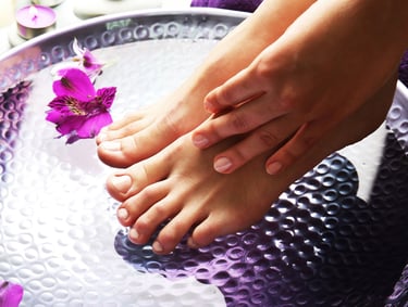 Trattamento pedicure SPA rilassante per piedi rigenerati e morbidi