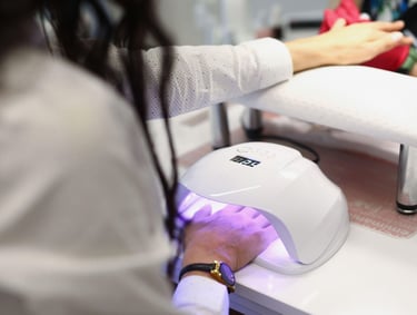 Manicure semipermanente con smalto resistente e brillante
