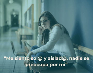 Mujer sentada en un banco pensando si ir a terapia psicológica en Mairena del Alcor