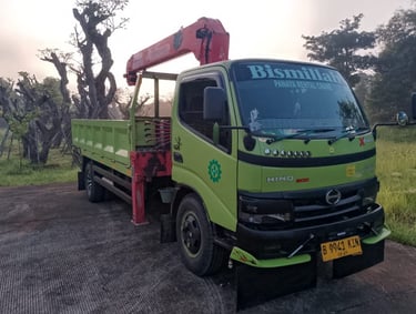 Truck Crane 50 ton warna hijau
