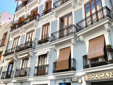 Fachada de edificio residencial limpio.