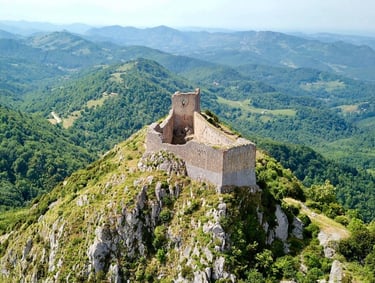 Kasteel van Montségur op de bergtop, in de Pyreneeën met uitzicht over Ariège, dichtbij Foix