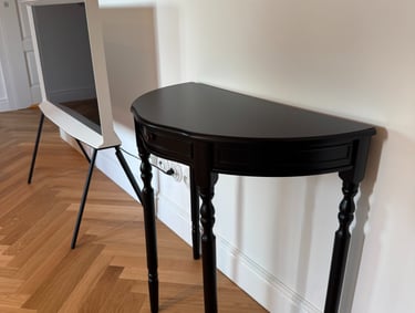 polakierowany na czarno mebel