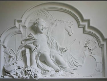 Historisch stucwerk in de hal in Amsterdam