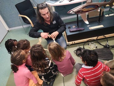 Alain Surina montrant une gueule de requins à des enfants de maternelle