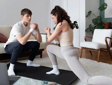 Casal fazendo treino funcional em casa, praticando exercícios para emagrecimento e fortalecimento.