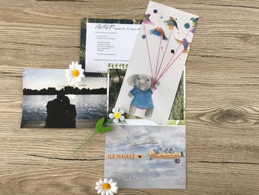 Faire-part de mariage avec un éléphant peint en aquarelle, des amoureux assis au bord d'un lac, un carton réponse