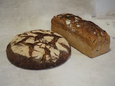 Pain de seigle en tourte et moulé, boulangerie mobile Perlimpinpains, St André d'Embrun, Hautes Alpe