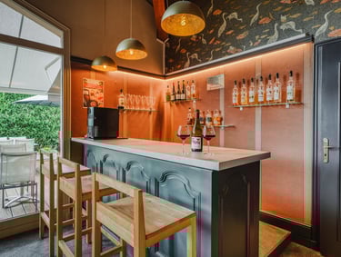 Un mini bar de l'hôtel des grands vins dans le Beaujolais
