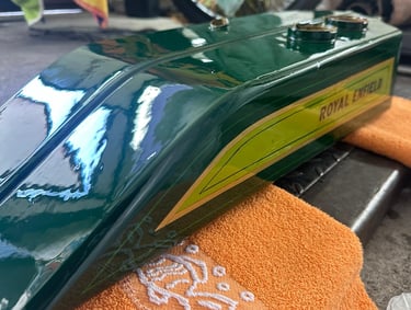 Restauration Lackierung Tank Royal Enfield 351 Sport von 1925