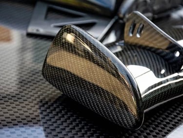 Accessori per auto realizzati in fibra di carbonio
