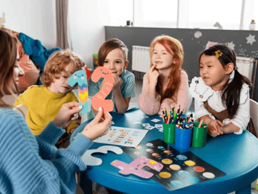 Psicopedagogo conduz atividade em grupo escolar, promovendo inclusão e interação.