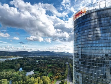 DHL Tower in Bonn, Drohnenaufnahme Rheinaue mit Blick ins Siebengebirge
