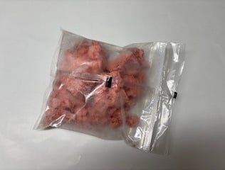 vakuumiertes Produkt, tiefgekühlte Fleisch- und Knochenstücke; Rinderknochen