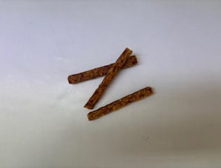 drei längliche Stück Entensticks