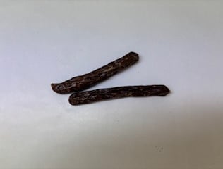 Zwei längliche Stück Pferdewürstchen