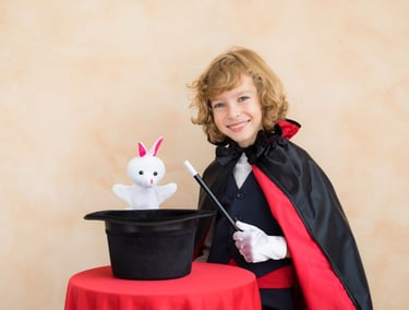 enfant magicien avec lapin