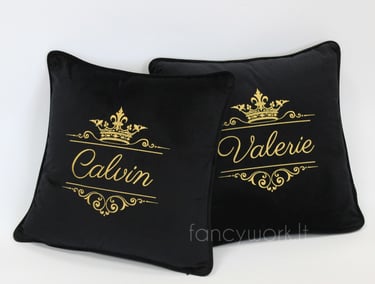Personalizuotos juodos pagalvėlės su vardais, prabangi dovana porai ar namų interjerui