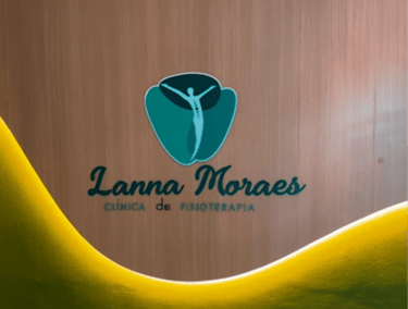 Painel de recepção da Clínica Lanna Moraes, com logotipo e iluminação em ambiente acolhedor.