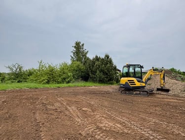 sklypo formavimas mini ekskavatoriumi, sklypo lyginimas