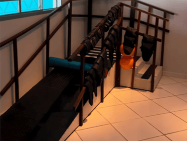 Equipamento de escada e rampa na sala de fisioterapia da Clínica Lanna Moraes, utilizado para reabilitação de marcha, equilíb