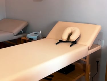 Maca de tratamento e equipamentos para reabilitação e bem-estar na clínica.
