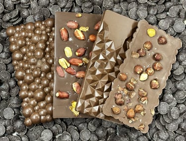 des tablettes de chocolat au lait aux fruits secs
