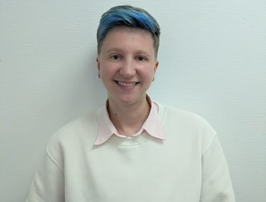 Portrait d’Ellé Gestas, psychomotricien, souriant, devant un fond blanc