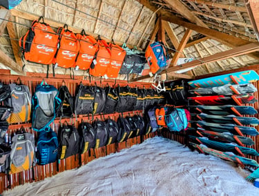 Équipement de kitesurf récent à l'école Ocean Lodge, Baie de Sakalava. Ailes et planches de l'année.