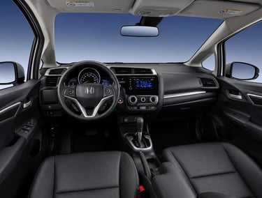 Interior do Honda Fit 2018 com painel, volante multifuncional e câmbio automático CVT