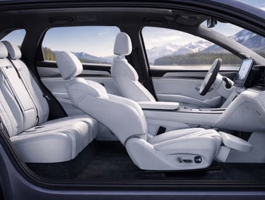 Interior moderno do novo SUV elétrico da BYD com tela digital e bancos com função de massagem