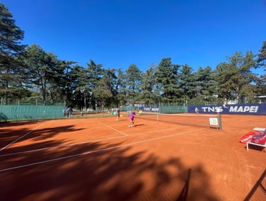Uomo giocando a tennis, Campo da tennis in terra rossa presso il Centro Tennis Aeronautica, Milano.