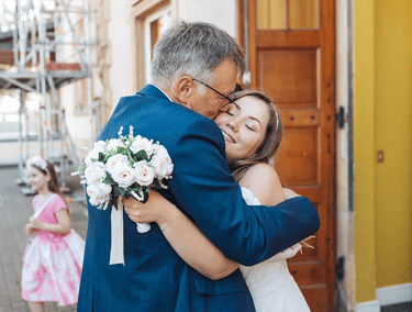 Beau-père qui félicite la jeune mariée devant la mairie