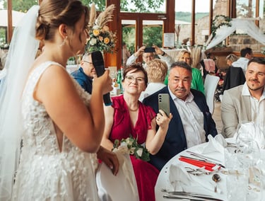 Famille qui écoute attentivement leur fille mariée qui fait un discours.